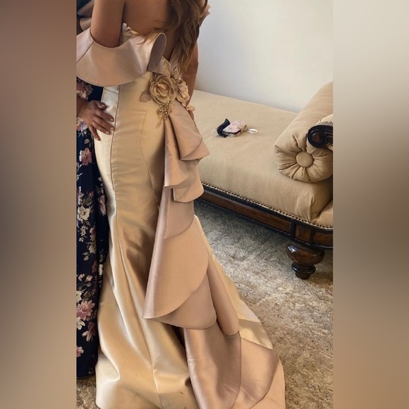 I wore this dress one time it’s a size small. I had bought it for $1023.